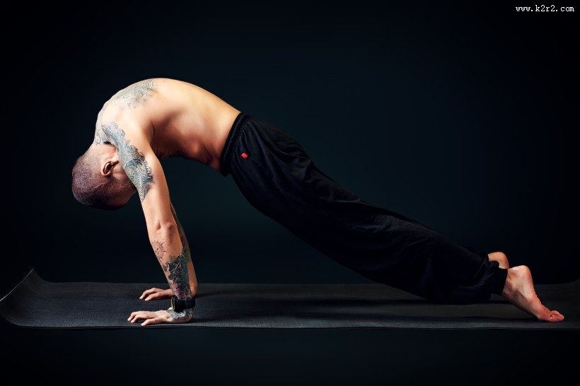 做瑜伽的男人图片