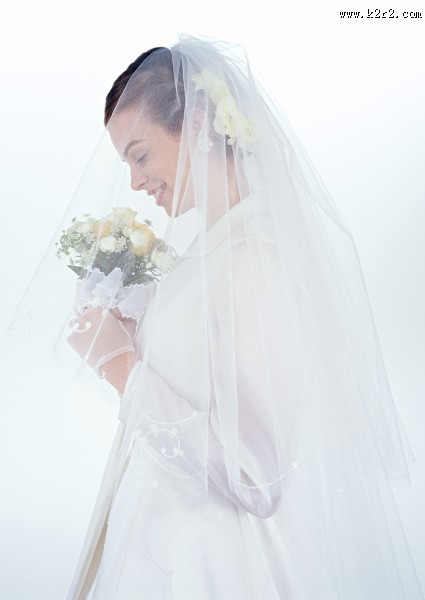 手拿鲜花的新娘图片