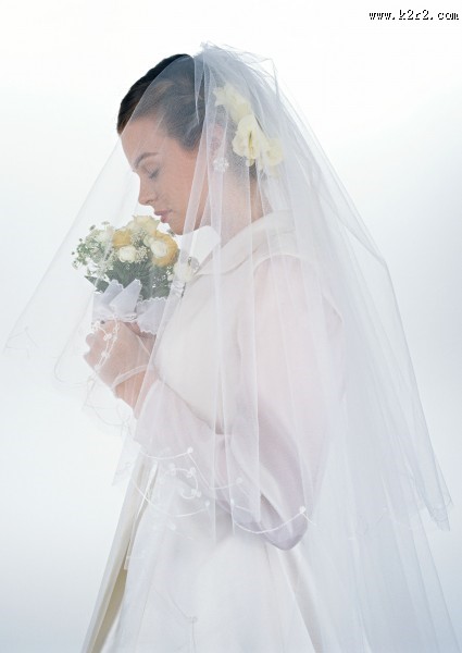 手拿鲜花的新娘图片