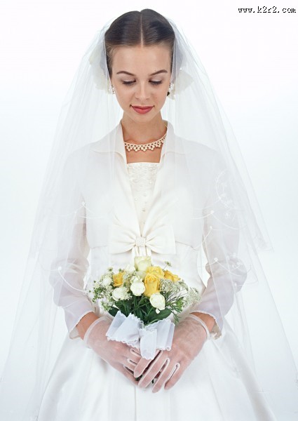 手拿鲜花的新娘图片