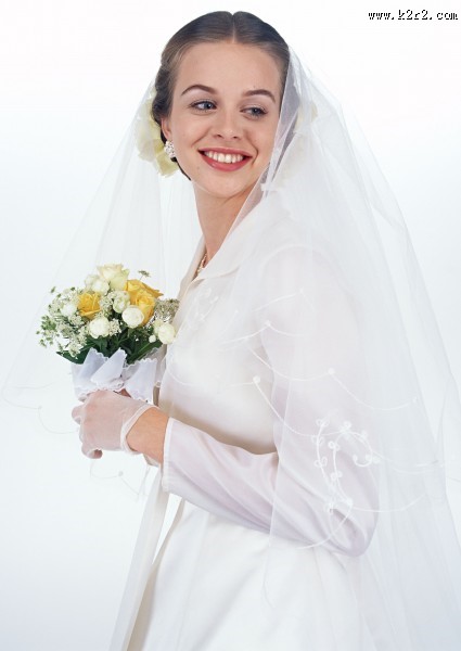 手拿鲜花的新娘图片