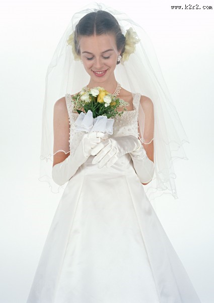 手拿鲜花的新娘图片