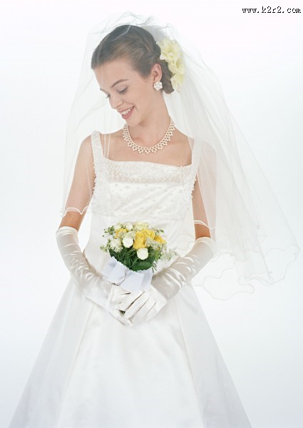 手拿鲜花的新娘图片