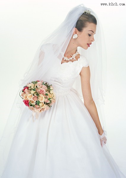 手拿鲜花的新娘图片