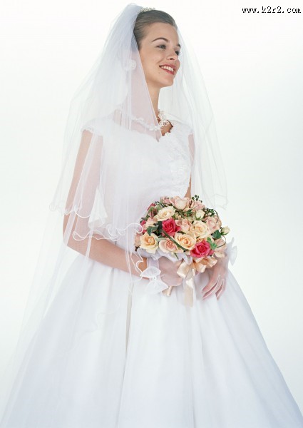 手拿鲜花的新娘图片