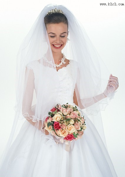 手拿鲜花的新娘图片