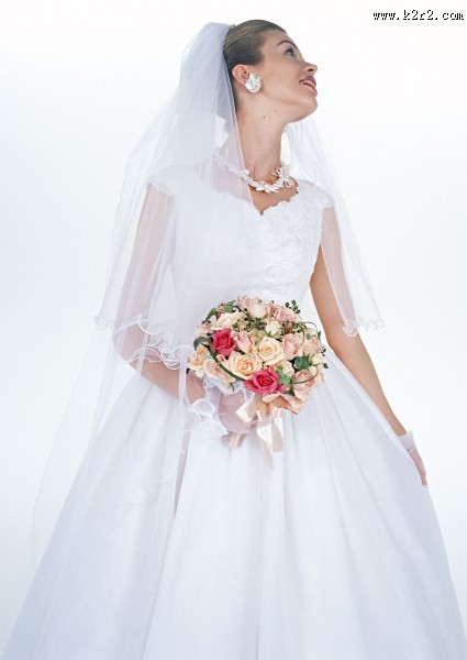 手拿鲜花的新娘图片