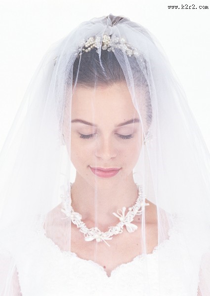 戴着头纱的新娘图片