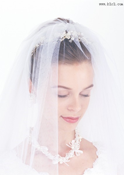 戴着头纱的新娘图片