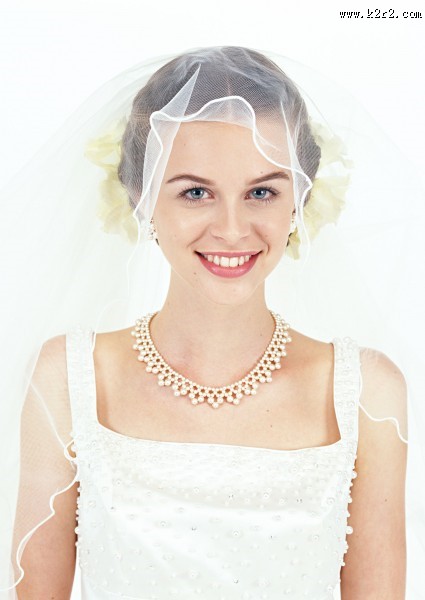 戴着头纱的新娘图片