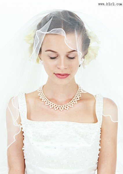 戴着头纱的新娘图片