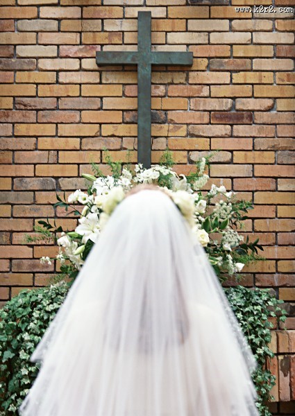 戴着头纱的新娘图片