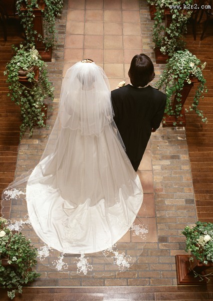 新郎和新娘在教堂举办婚礼的图片