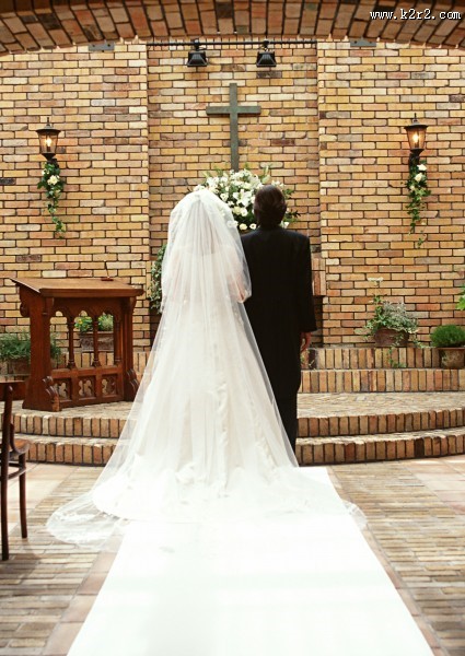 新郎和新娘在教堂举办婚礼的图片