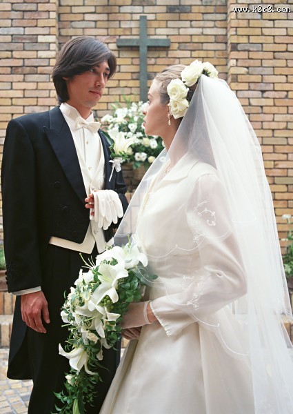 新郎和新娘在教堂举办婚礼的图片