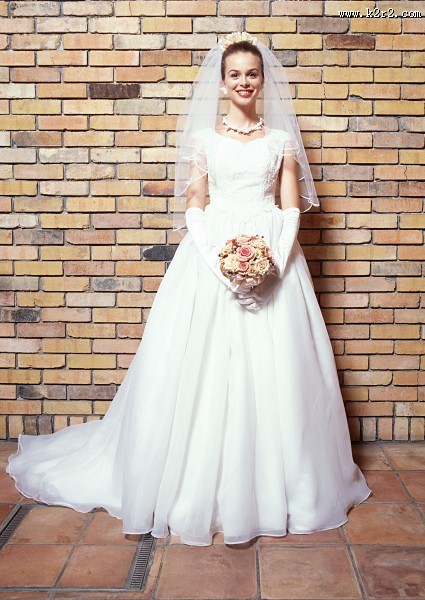 身穿白婚纱的新娘图片