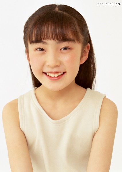 留着长头发的气质小女孩图片