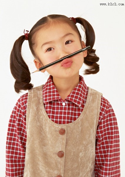 留着长头发的气质小女孩图片