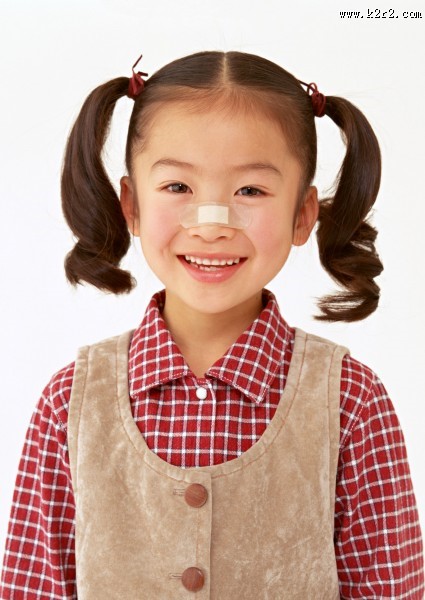 留着长头发的气质小女孩图片