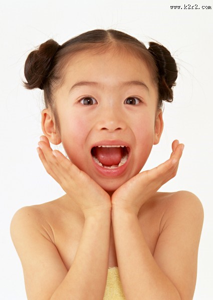 留着长头发的气质小女孩图片