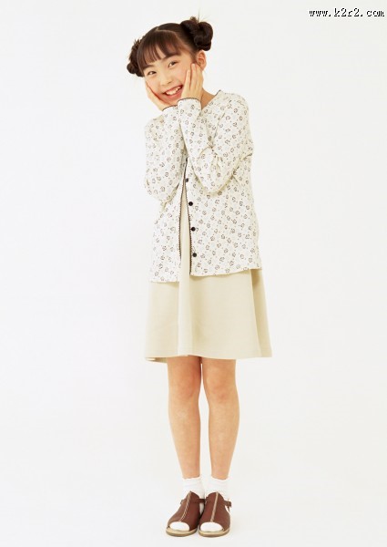 留着长头发的气质小女孩图片