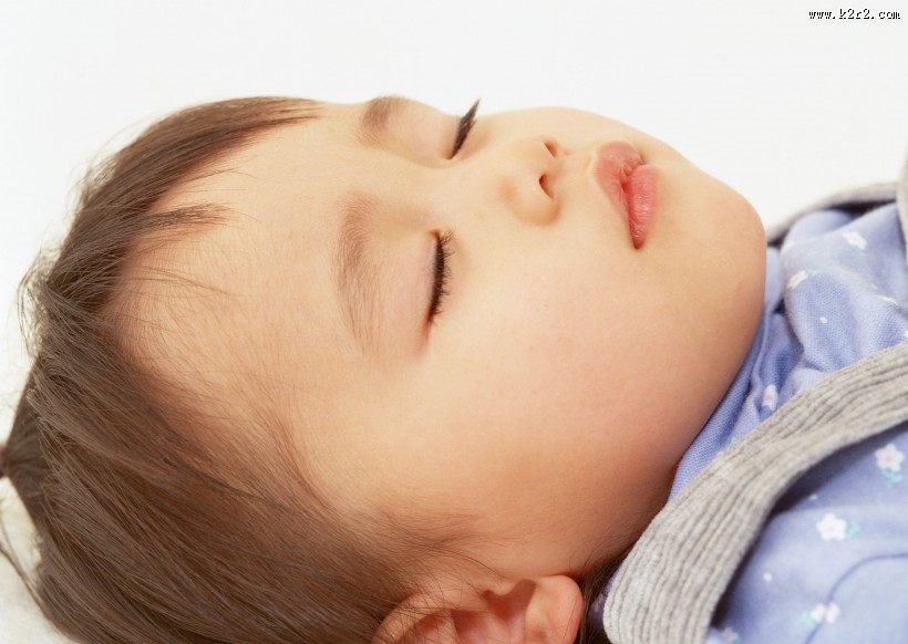 正在甜蜜睡觉的宝宝图片