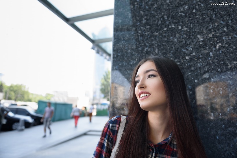穿格子休闲衬衫的美女图片