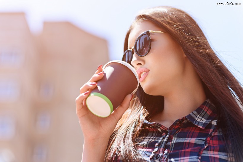 穿格子休闲衬衫的美女图片