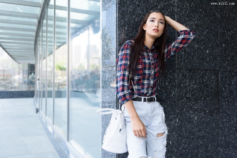 穿格子休闲衬衫的美女图片