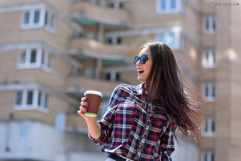 穿格子休闲衬衫的美女图片