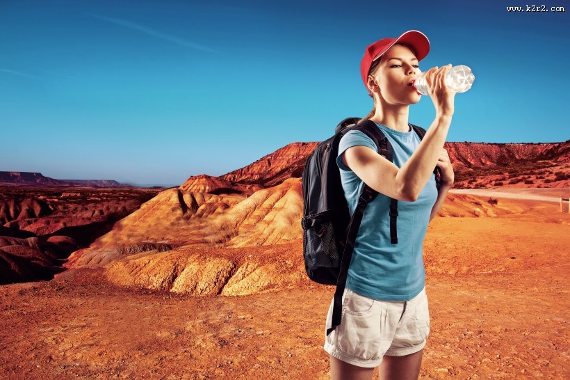 背包徒步旅行的游客图片