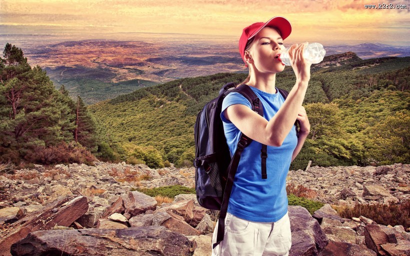 背包徒步旅行的游客图片