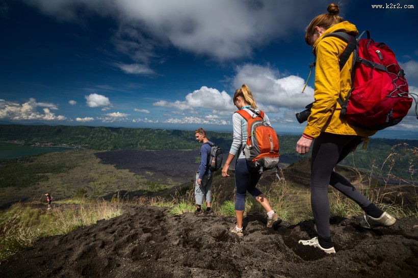 背包徒步旅行的游客图片