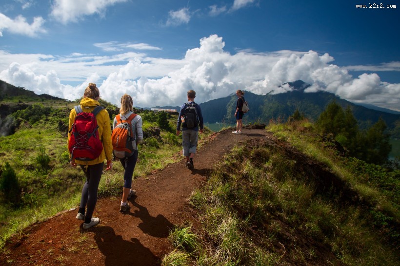 背包徒步旅行的游客图片