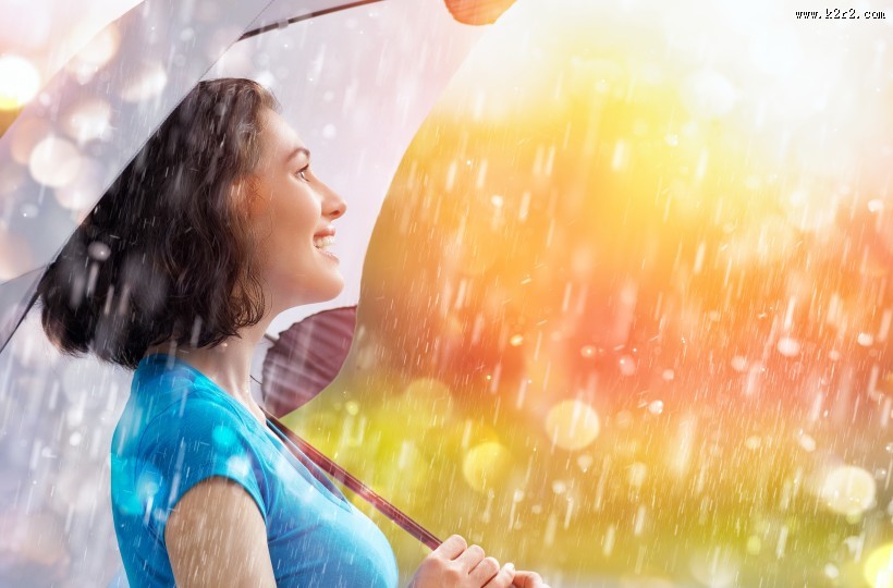 雨中撑伞的美女图片