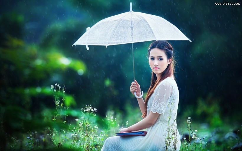 雨中撑伞的美女图片