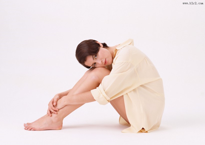 坐着的女生图片