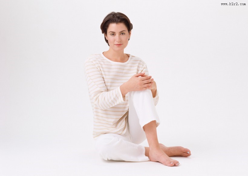 坐着的女生图片