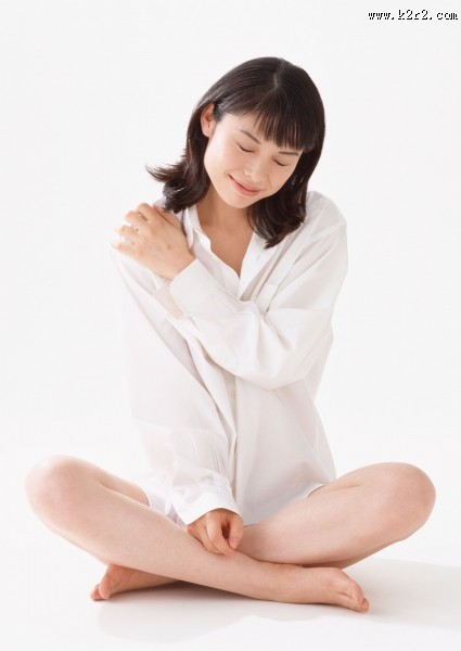 坐着的女生图片