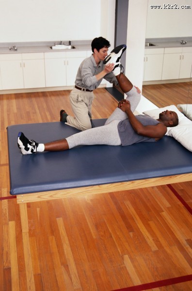 康复运动中的人们图片