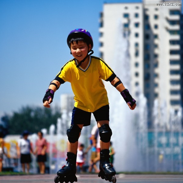 玩旱冰的小孩图片大全