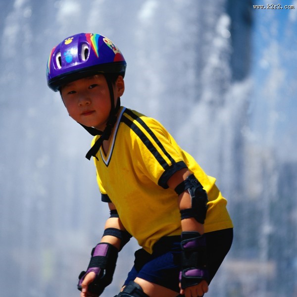 玩旱冰的小孩图片大全