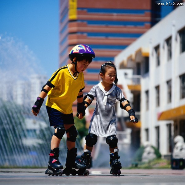 玩旱冰的小孩图片大全