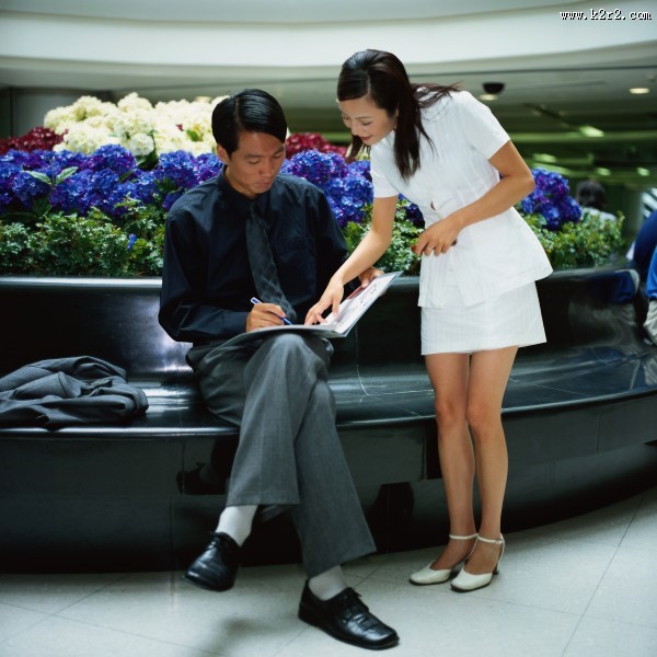 交流中的白领图片