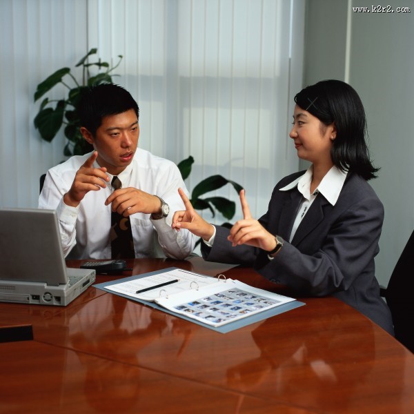 交流中的白领图片