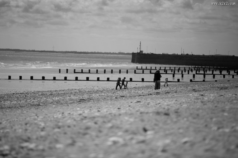 在沙滩上散步的人图片