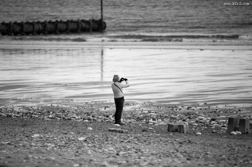 在沙滩上散步的人图片