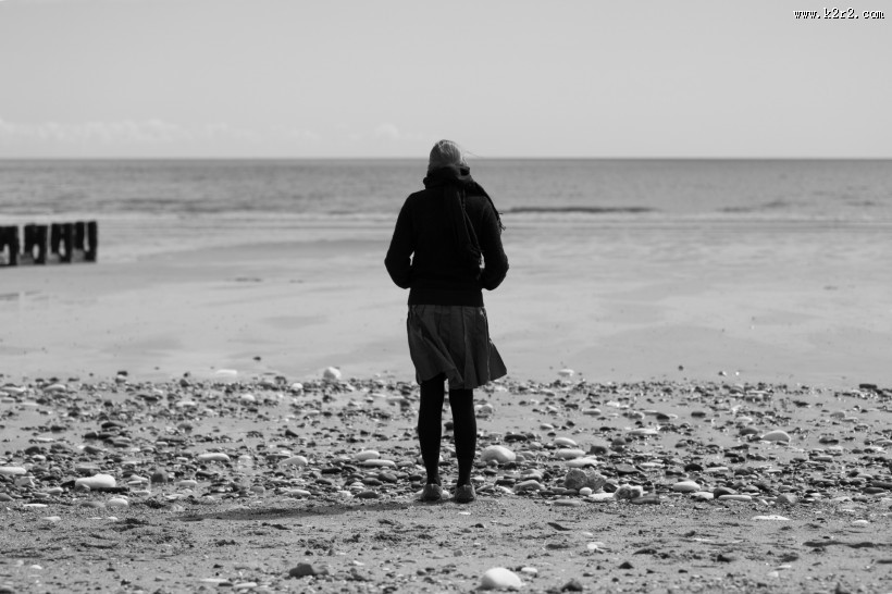 在沙滩上散步的人图片