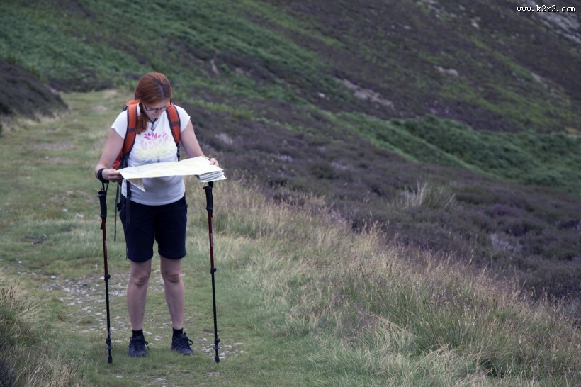 一个旅游的女人图片