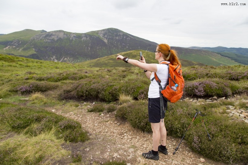一个旅游的女人图片